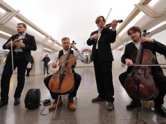 Участники "Музыки в метро" спели студенческие песни в столичной подземке