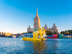 На Москве-реке запустили 10 разноцветных "речных кабриолетов"