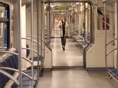 Новые поезда метро: тёплые поручни и светофоры на дверях